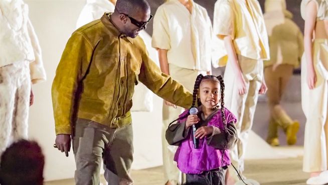 North West macht ihr Rap-Debüt auf der Fashion Week